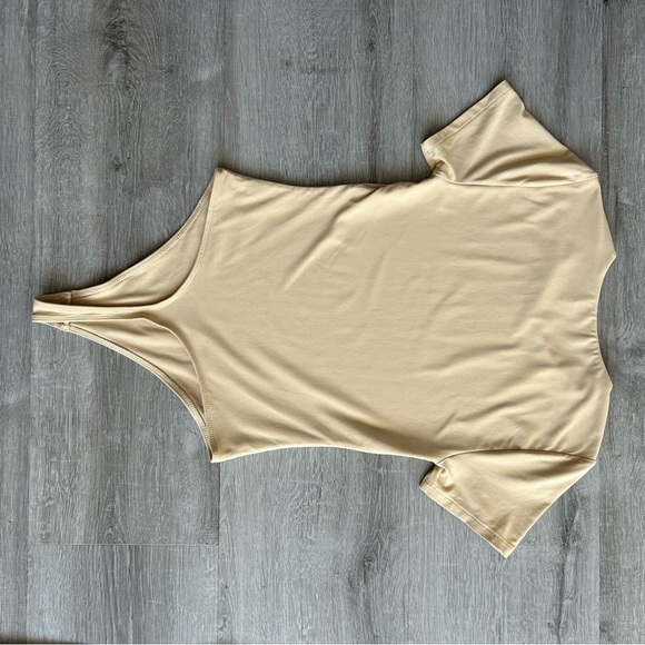 Women’s Aritzia Babaton crew neck short sleeve Tan Bodysuit size M - Picture 3 of 6